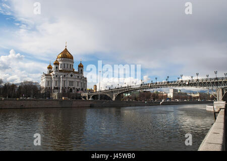 Mosca: la Cattedrale di Cristo Salvatore, il più alto cristiano ortodosso di chiesa nel mondo, e il Patriarca Bridge visto dal fiume Moskva Foto Stock