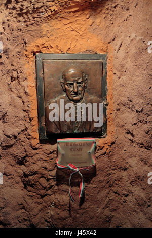 Memoriale di József Mindszenty, ex leader Chatholic in Ungheria nella grotta Chiesa, all'interno della collina Gellért, a Budapest, Ungheria. Foto Stock