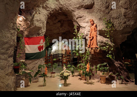 Santuario all'interno della grotta Chiesa, all'interno della collina Gellért, a Budapest, Ungheria. Foto Stock