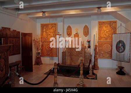 Ornato altare con un tabernacolo (dove l'Eucaristia o "Corpo di Cristo" è mantenuta) all'interno della grotta Chiesa Monte Gellért, Budapest, Ungheria. Foto Stock