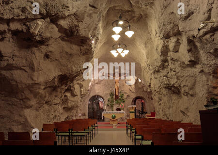 La grotta la Chiesa, all'interno della collina Gellért, a Budapest, Ungheria. Foto Stock