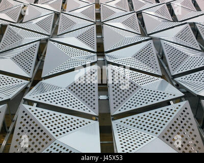 Il rivestimento di geometrici moderno edificio in acciaio Foto Stock