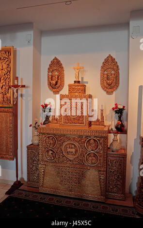 Ornato altare all'interno della grotta Chiesa, all'interno della collina Gellért, a Budapest, Ungheria. Foto Stock