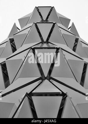 Il rivestimento di geometrici moderno edificio in acciaio Foto Stock