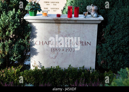 La tomba e la lapide di Charles Chaplin, il film muto attore e regista. Corsier sur Vevey cimitero. Xx Novembre 2016 Foto Stock