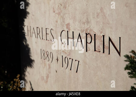 L'iscrizione in stretta fino a la tomba e la lapide di Charles Chaplin, il film muto attore e regista. Corsier sur Vevey cimitero. Xx novembre 2 Foto Stock