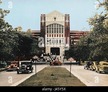 "Old tech 8x10" si riferisce probabilmente alle attrezzature fotografiche d'epoca, in particolare a una fotocamera di grande formato 8x10, uno strumento importante nella fotografia dei primi anni del XX secolo. Queste fotocamere erano note per la loro elevata qualità delle immagini e i grandi negativi, utilizzati per ritratti professionali e fotografia di paesaggi. Foto Stock