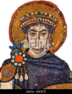 Questo mosaico, raffigurante l'imperatore Giustiniano i, fa parte del patrimonio artistico dell'Impero bizantino. Situato nella Basilica di San vitale a Ravenna, in Italia, mette in mostra il ruolo dell'imperatore nella chiesa e nello stato. Foto Stock