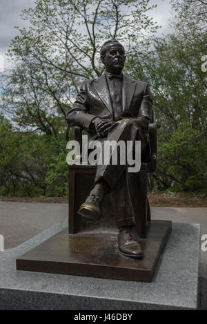 Statua del canadese ex primo ministro Lester Pearson B sulla base del parlamento canadese Ottawa, Ontario. Foto Stock