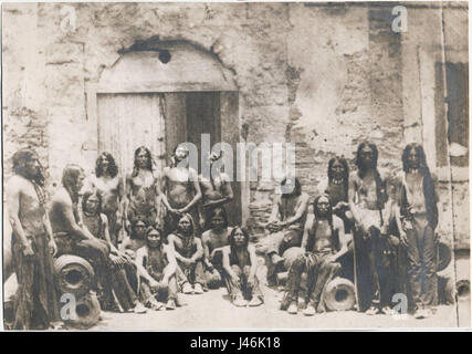 Questa fotografia storica del 1875 mostra i prigionieri dei nativi americani a Fort St. Augustine, Florida, un luogo significativo durante i conflitti del XIX secolo tra le tribù dei nativi americani e le forze statunitensi. Foto Stock