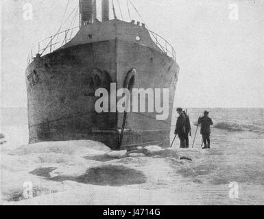Questa immagine mostra la prua della nave "corretta" con la pelle di ghiaccio visibile vicino alla linea di galleggiamento. Il "corretto" è stato probabilmente coinvolto nell'esplorazione artica o antartica, con la formazione della pelle di ghiaccio sullo scafo a causa delle condizioni di congelamento. Foto Stock