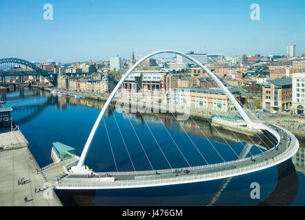 Newcastle upon Tyne. Regno Unito. Vista sul fiume Tyne, Newcastle Quayside, Gateshead Millennium e Tyne Bridge verso il centro cittadino di Newcastle. Foto Stock
