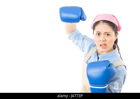 Aggressivo rabbia forte espressione casalinga mano minaccia con blue guantoni da pugilato. isolato su sfondo bianco. i lavori di casa e famiglia idea concep Foto Stock