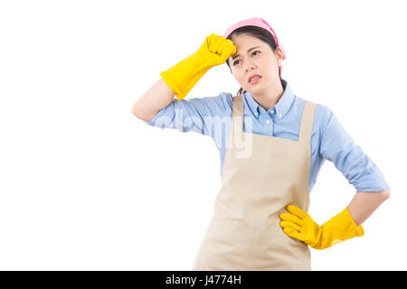 Pulizia di casa la donna ha sottolineato con il mal di testa di emicrania oberati di lavoro e ha sottolineato. isolato su sfondo bianco per i lavori domestici e per la casa di cura di salute concep Foto Stock