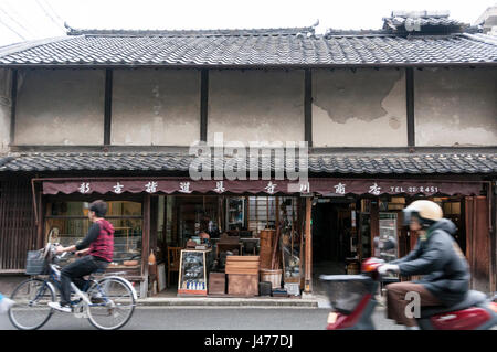 Il vecchio negozio di antiquariato su una vecchia strada Foto Stock