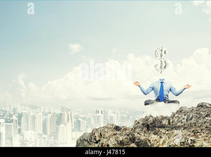 Meditando imprenditore con il simbolo del dollaro al posto della sua testa Foto Stock