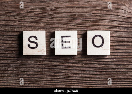 Seo parola raccolte di elementi in legno con le lettere Foto Stock