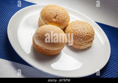 Vari dolci croissant al burro con prosciutto come panini. Foto Stock