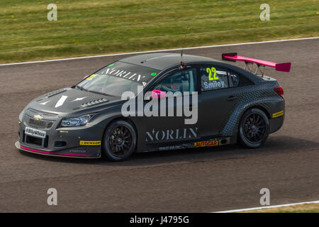 BTCC conducente Chris Smiley concorrenti a Thruxton circuito, Hampshire, domenica 7 maggio 2017. Foto Stock