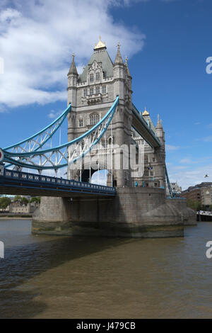 London Tower Bridge, visto dalla riva sud del fiume Tamigi, London, England, Regno Unito Foto Stock