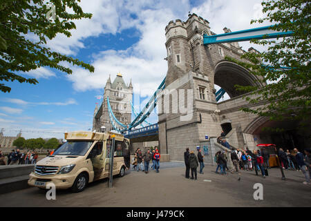 London Tower Bridge, visto dalla riva sud del fiume Tamigi, London, England, Regno Unito Foto Stock