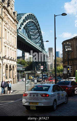 Il ponte ad arco Tyne Bridge con un taxi su Sandhill con il famoso edificio storico Guildhall a Newcastle upon Tyne Inghilterra Regno Unito Foto Stock