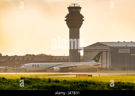 PIA Pakistan international Airways Boeing 777 300ER a Manchester Airport. Foto Stock