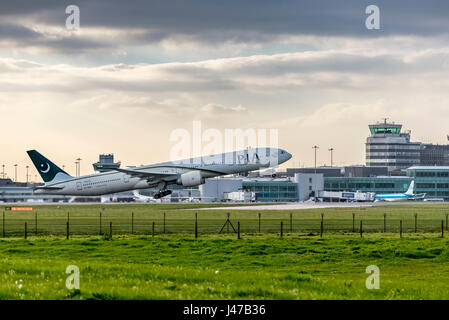 PIA Pakistan international Airways Boeing 777 300ER a Manchester Airport. Foto Stock