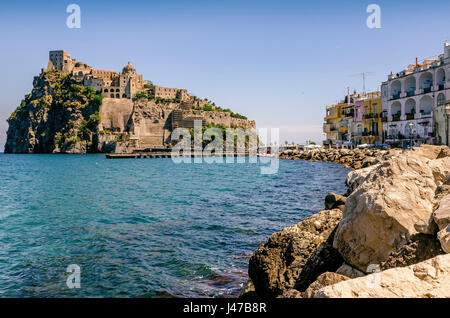 Ischia Ponte e marina village con castello Aragonese già fortezza, Prision e Monastero dell'isola di Ischia, la baia di Napoli Italia Foto Stock