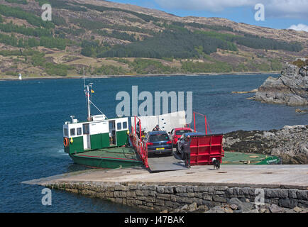 I mondi ultimo lavoro giradischi auto ferry operante tra Glenelg Kylerea e sull'Isola di Skye in occidente delle Highlands Scozzesi. Foto Stock