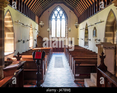 Banchi in legno presso la chiesa di St Mary Dunsforth inferiore Yorkshire Inghilterra Foto Stock