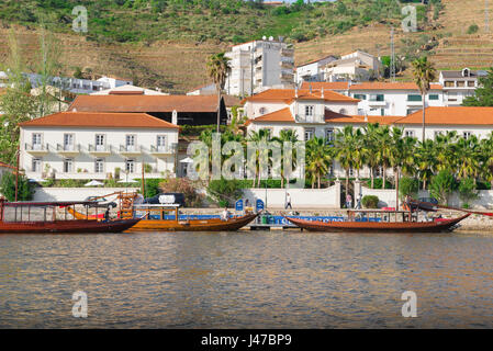 Pinhao Portogallo, tradizionale rabelo barche, ora utilizzato per il trasporto di turisti, ormeggiato sul fiume Douro lungo il lungomare Pinhao, Portogallo. Foto Stock