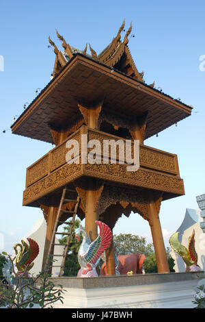 Un campanile al tempio buddista complesso di Wat Ban Den, Mae Taeng, Chiang Mai, Thailandia Foto Stock