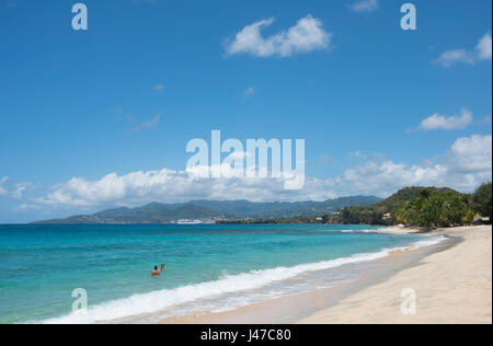 Swiimers in mare sulla spiaggia Magazin nel sudovest di Grenada, West Indies, dei Caraibi Foto Stock