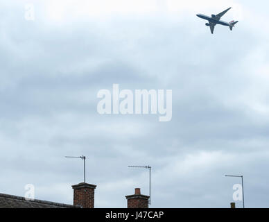Bassa aeromobile che vola vicino l'aeroporto di Heathrow Foto Stock