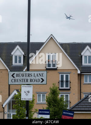 Bassa aeromobile che vola vicino l'aeroporto di Heathrow Foto Stock