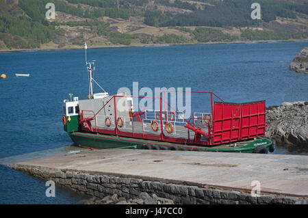 I mondi ultimo lavoro giradischi auto ferry operante tra Glenelg Kylerea e sull'Isola di Skye in occidente delle Highlands Scozzesi. Foto Stock