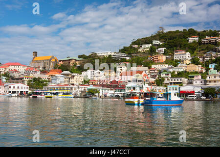 Barche in Carenage circondato da edifici colorati su un colle di San George, capitale di Grenada, West Indies, dei Caraibi Foto Stock