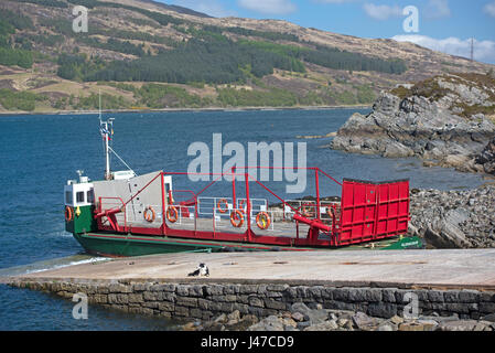 I mondi ultimo lavoro giradischi auto ferry operante tra Glenelg Kylerea e sull'Isola di Skye in occidente delle Highlands Scozzesi. Foto Stock