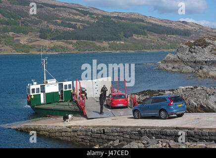 I mondi ultimo lavoro giradischi auto ferry operante tra Glenelg Kylerea e sull'Isola di Skye in occidente delle Highlands Scozzesi. Foto Stock