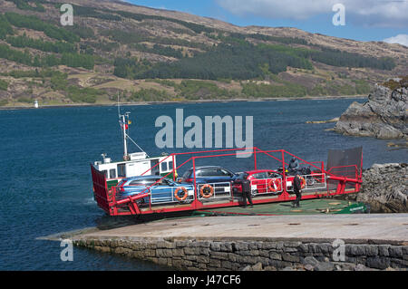 I mondi ultimo lavoro giradischi auto ferry operante tra Glenelg Kylerea e sull'Isola di Skye in occidente delle Highlands Scozzesi. Foto Stock