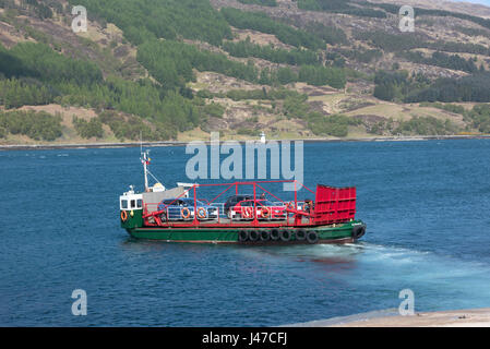 I mondi ultimo lavoro giradischi auto ferry operante tra Glenelg Kylerea e sull'Isola di Skye in occidente delle Highlands Scozzesi. Foto Stock