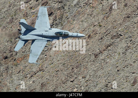 Marina degli Stati Uniti F/A-18C, Hornet, volare ad alta velocità e a basso livello. Attraverso un canyon del deserto. Foto Stock