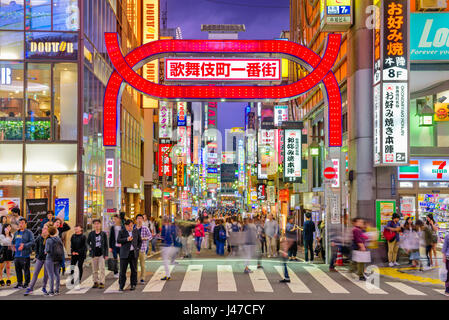 TOKYO, Giappone - 7 Maggio 2017: folle passano attraverso Kabukicho nel quartiere di Shinjuku. La zona è un divertimento e il quartiere a luci rosse. Foto Stock