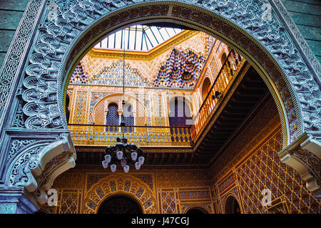 Un colpo dalla "Real Casino' in Murcia, un gentleman's club che ha aperto nel 1847 e vanta sorprendente influenze moresche. Di Mark Higham Foto Stock