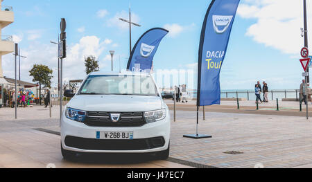 Sables D Olonne, Francia - 7 Maggio 2017 : Dacia Tour 2017 è un'operazione commerciale organizzato dal costruttore di auto al fine di presentare le sue vetture througho Foto Stock