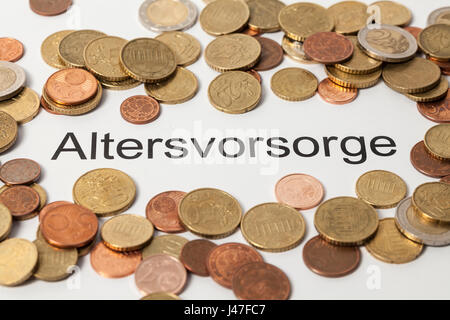 Altersvorsorge (piano pensionistico in tedesco) e di monete metalliche in euro Foto Stock