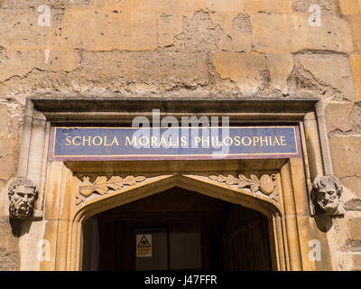 Schola Moralis Philosophiae, Bodleian Library, Door Way, Oxford, Inghilterra. REGNO UNITO, REGNO UNITO. Foto Stock