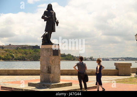 Giovane guardando al monumento di Pierre Le Moyne D'Iberville in Havana, Cuba Foto Stock