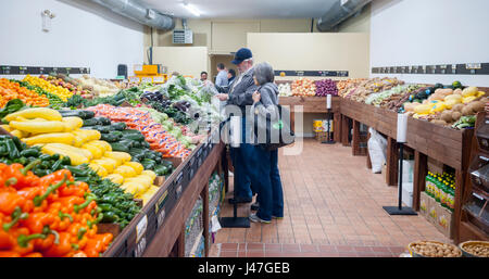 Gli amanti dello shopping presso il recentemente riaperto Stile il Mercato degli Agricoltori in Hell's Kitchen quartiere di New York domenica 7 maggio, 2017. Dopo essere stato costretto ad uscire dalla loro posizione originale, dove era stata tor oltre vent anni, quasi tre anni fa perché il palazzo fu venduto e sviluppato il mercato popolare, noto per la sua convenienza e qualità, ha riaperto a pochi isolati dalla sua posizione originale sulla Nona Avenue. (© Richard B. Levine) Foto Stock